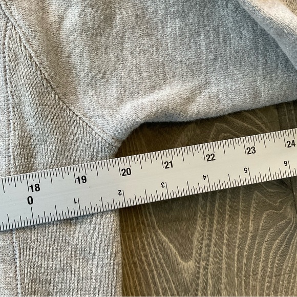 VTG Champion Reverse Weave Spellout Crewneck Sweatshirt
Men’s XS
Ash Gray - Picture 7 of 7